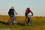 Imagem de dois ciclistas. <br><br> Palavras-chave: esporte, ciclismo, lazer.