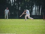 Imagem do Batsman: rebatedor, indivíduo que rebate a bola com o taco. <br><br> Palavras-chave: esporte, críquete, campo, posicionamento, batsman, rebatedor, taco