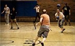Imagem de pessoas jogando dodgeball/queimada. <br><br> Palavras-chave: esporte, jogo, dodgeball, queimada, caçador.