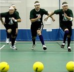 Imagem de pessoas jogando dodgeball/queimada. <br><br> Palavras-chave: esporte, jogo, dodgeball, queimada, caador.