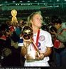 O futebol feminino celebrou a sua maioridade em novembro de 1991, quando uma iniciativa ambiciosa de João Havelange, então presidente da FIFA, permitiu a realização do primeiro mundial da modalidade. A edição inaugural do torneio, na China, foi um tremendo sucesso e teve como campeãs as americanas. <br><br> Palavras-chave: esporte, futebol, futebol feminino, Copa do Mundo Feminina, Estados Unidos.