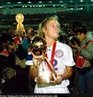 O futebol feminino celebrou a sua maioridade em novembro de 1991, quando uma iniciativa ambiciosa de Joo Havelange, ento presidente da FIFA, permitiu a realizao do primeiro mundial da modalidade. A edio inaugural do torneio, na China, foi um tremendo sucesso e teve como campes as americanas. <br><br> Palavras-chave: esporte, futebol, futebol feminino, Copa do Mundo Feminina, Estados Unidos.