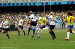 Imagem de duas atletas da Seleção Brasileira Feminina de Futebol em uma das etapas dos Jogos Pan-americanos.  <br><br>  Palavras-chave: esporte, futebol, Seleção Brasileira Feminina de Futebol, atleta.