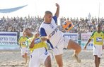Imagem do jogo de futebol de areia amistoso (Solidarity Cup) entre Israel e Brasil, que ocorreu em 11 de Julho de 2008, na praia Poleg em Netanya. <br><br> Palavras-chave: esporte, futebol de areia, amistoso, Israel.
