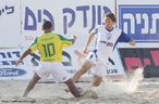 Imagem do jogo de futebol de areia amistoso (Solidarity Cup) entre Israel e Brasil, que ocorreu em 11 de Julho de 2008, na praia Poleg em Netanya. <br><br> Palavras-chave: esporte, futebol de areia, amistoso. Israel.
