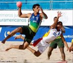 Imagens de atletas participantes dos Jogos Sul Americanos de HandBeach - 2009. Nessas imagens podemos observar alguns fundamentos do handbeach. <br><br> Palavras-chave: esporte, handebol, handebeach, handebol de praia, fundamentos.