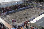 Imagem area de uma quadra de Handebol de Areia. As partidas de Handebol de Areia so jogadas em uma quadra de areia ( 27 x 12 m) em 2 sets de 10 minutos. Os times (masculino ou feminino) so compostos por 3 jogadores e um goleiro. <br> <br> Palavras-chave: esporte, handebol, Handebol de Areia, quadra.