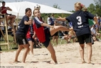 A primeira competição oficial no Brasil aconteceu em 1995 no Festival Olímpico de Verão, surgiu então a primeira Seleção Brasileira de Beach Handball. <br> <br> Fonte: CBHB <br> <br> Palavras-chave: esporte, handebol de praia, handebol.
