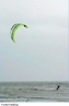 O Kitesurf, Kiteboarding ou mesmo Flysurf é um esporte aquático que utiliza uma pipa (também conhecida como papagaio) e uma prancha com uma estrutura de suporte para os pés. <br> <br> Fonte: http://pt.wikipedia.org <br> <br> Palavras-chave: esporte, kitesurf, mar, esporte naútico.