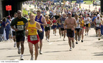 "A maratona  a mais longa, desgastante e uma das mais difceis e emocionantes provas do atletismo olmpico. Ela  disputada na distncia de 42,195 km desde 1908.  tradicionalmente o ltimo evento dos Jogos Olmpicos".<br><br> Fonte: http://pt.wikipedia.org/wiki/Maratona<br><br>  Palavras-chave: esporte, atletismo, maratona.