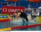 Imagem da saída do bloco para a prova de natação, estilo nado costas. <br> <br> Palavras-chave: esporte, natação, nado costas.