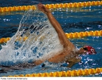 Atleta nadadando o estilo nado costas. <br> <br> Palavras-chave: esporte, natação, nado costas.