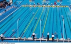Chegada dos competidores no bloco em uma prova de natação. <br> <br> Palavras-chave: esporte, natação, piscina.