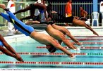 Imagem de para-atletas iniciando a largada para a natação. <br> <br> Circuito Loterias Caixa - 2008. Etapa Brasília DF. <br> <br> Palavras-chave: para-atleta, natação. largada.