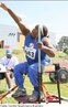 Imagem de uma atleta na prova de arremesso. <br> <br> Circuito Loterias Caixa - 2008. Etapa Braslia DF. <br> <br> Palavras-chave: para-atleta, atletismo, arremesso.