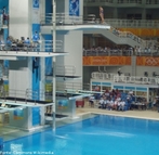 Os moradores do litoral grego inventaram antes de Cristo e at hoje tem gente "voando" de plataformas e trampolins para a gua. <br><br> Palavras-chave: esporte, saltos ornamentais, piscina.