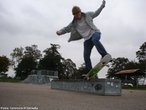 No inicio era chamado sidewalk surfing, ou seja, surf de calada, e rapidamente se espalhou por todo os EUA. Em 1965 o sidewalk surfing, j praticado por um grande nmero de adolescentes, tinha criado identidade, com suas prprias manobras, e assim ganhou seu nome definitivo: Skateboard. <br><br> Palavras-chave: esporte, skate, histria.