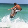 Imagem de um atleta surfando. <br><br> Palavras-chave: esporte, surf, mar.