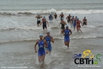 Atletas saindo do mar finalizando a etapa natação. <br> <br> Palavras-chave: esporte, triatlo, natação, ciclismo, corrida.