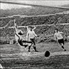 Sonho presidente da FIFA Jules Rimet foi realizado o Uruguai sediou a Copa do Mundo inaugural em seu ano centenário. Os anfitriões triunfaram por 4-2 no recém-construído Estádio Centenário para se tornar campeão do futebol de primeiro mundo. <br><br> Palavras-chave: esporte, futebol, Copa do Mundo, Uruguai, 1930.