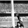 País sede em 1950: Brasil<br><br> Campeão: Uruguai<br><br> Vice: Brasil<br><br> Terceiro: Suécia<br><br> Quarto: Espanha<br><br> Determinação do Brasil para um show, construíram o estádio mais grande do mundo de futebol, o Maracanã, para o 1950 FIFA World Cup ™. "Triunfo do Uruguai traz desgosto para o Brasil". Uruguai conquistou seu segundo título, batendo os anfitriões na frente de cerca de 200.000 expectadores atordoados. <br><br> Palavras-chave: esporte, futebol, Copa do Mundo, Brasil, Uruguai, 1950.