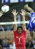 De acordo a Diretriz Curricular de Educao Fsica, sugerem-se alguns contedos especficos como o voleibol a serem abordados a partir dos contedos bsicos.  <br> <br> Palavras-chave: esporte, voleibol, esporte coletivo, contedo especfico.